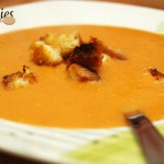 Soupe lentille corail-lait de coco avec ses croutons croustillants au curry