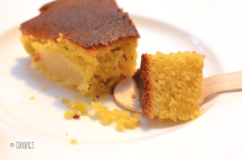 Zoom sur la texture moelleuse du gâteau aux nectarines - © Crookies