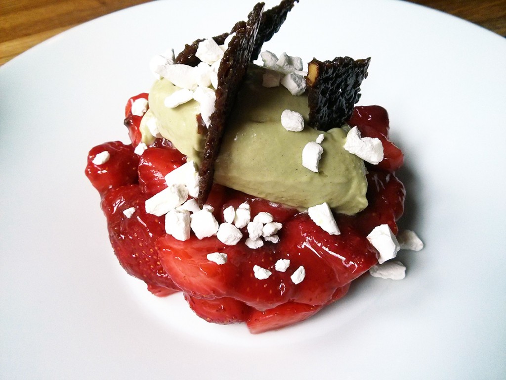 Dessert (fraises à la confiture de Vieux Garçons, glace à la pistache, meringues et biscuit croquant) - A Noste