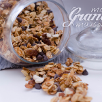 Granola maison (ou muesli croustillant) aux 5 céréales, noisettes, amandes, raisins secs et pépites de chocolat - © Crookies