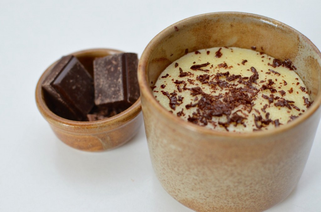 Crème dessert à la semoule parfumée à la vanille et saupoudrée de copeaux de chocolat - © Crookies