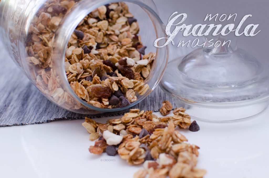 Granola maison (ou muesli croustillant) aux 5 céréales, noisettes, amandes, raisins secs et pépites de chocolat - © Crookies