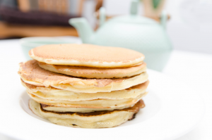 Authentiques pancakes américains, épais, légers et moelleux.