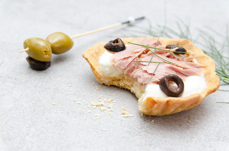 Tartelette thon en conserve, mozzarella et olives noires - Photo © Crookies