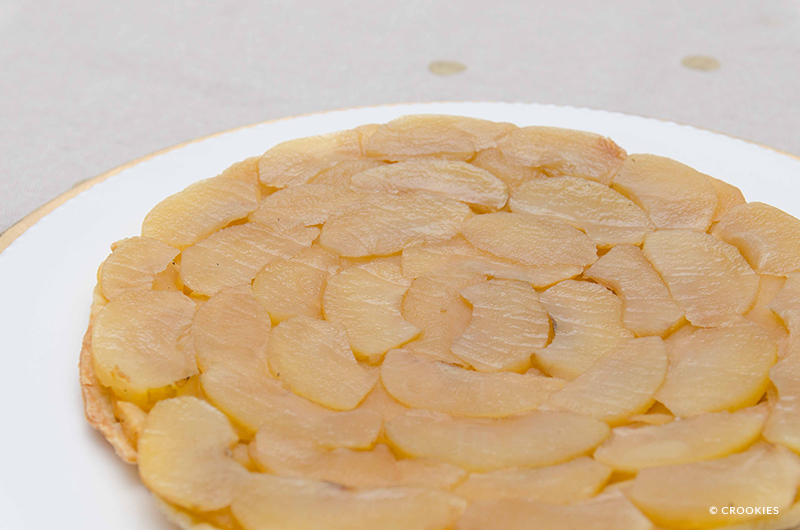 Tarte tatin aux pommes et sirop d'érable sur une base de pâte sablée - © Crookies