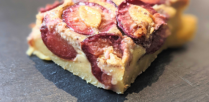 Clafoutis aux prunes et aux noisettes